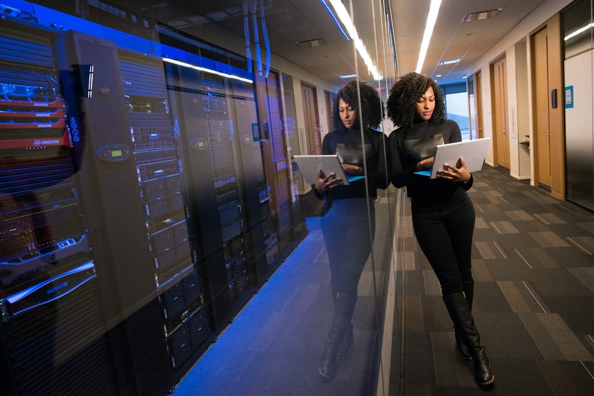 Secure data centre corridor